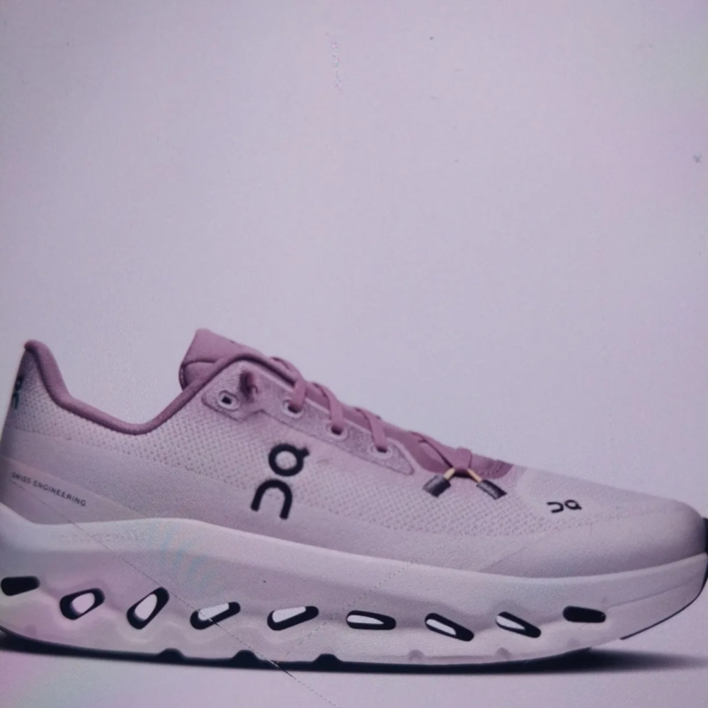 Oncloud  Women’s Cloudnova Running Shoe - Like New With Box Size 8 Women